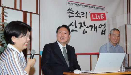 윤석열 국민의힘 대선 후보가 지난 14일 서울 여의도 한 카페에서 열린 후보 직속 '내일이 기대되는 대한민국 위원회'의 토크쇼 '쓴소리 라이브 신장개업'에 참석해 윤희숙 위원장의 발언을 듣고 있다. <연합뉴스>